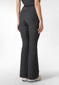 Pantaloni flare neri con vita aderente e fascia con logo, realizzati in un tessuto liscio, con una leggera lucentezza e senza motivi visibili.