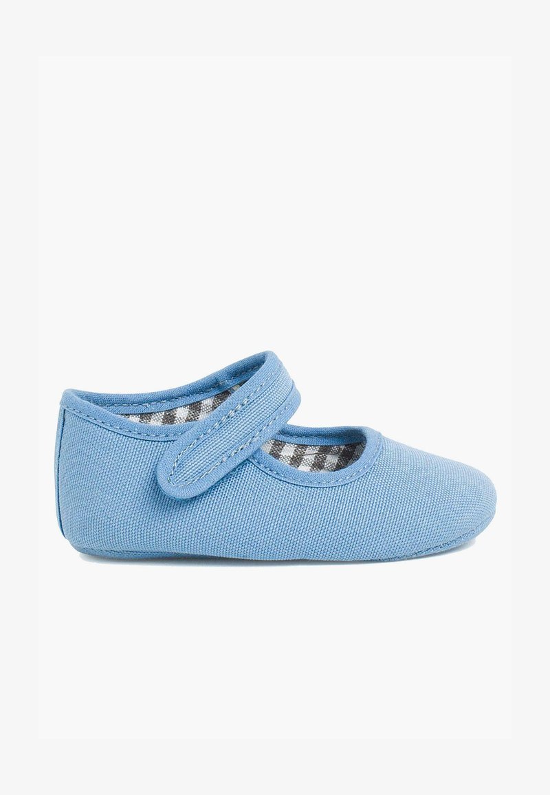 Niebieski płócienny but z okrągłym noskiem, regulowanym paskiem i wytłoczonym wykończeniem w szkocką kratę. Płaska podeszwa, gładka tekstura i prosty design.
