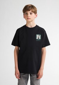 Zwarte katoenen t-shirt met korte mouwen en een ronde halslijn, met een vierkante grafische logo op de linkerborst in groen en wit.