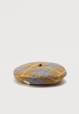 Wollbarett mit braunem, blauem und beigem Karo-Muster, flach auf einer weißen Oberfläche liegend, das obere Knopfloch und das Seitenetikett zeigend.