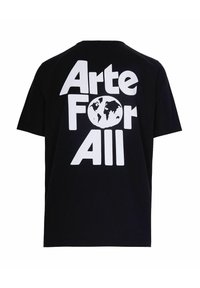 T-shirt nera in cotone con maniche corte, caratterizzata da un grande testo bianco "Arte Per Tutti" e un grafico di un globo al centro.