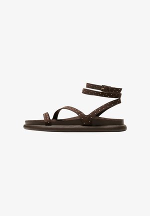 Braune Wildleder-Sandalen mit mehreren gekreuzten Riemen, verstellbarem Knöchelriemen und dekorativen Nietenakzenten. Flache Gummisohle für Komfort.