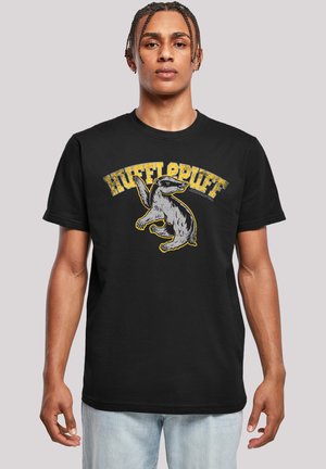 Sort bomulds T-shirt med grafik af en grævling og "HUFFLEPUFF" tekst i gul ovenfor. Rund hals, kortærmet og afslappet pasform.