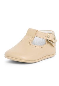 Scarpina per bambini in pelle cuoio con punta arrotondata, una sola fascia, chiusura con fibbia, design perforato e morbida fodera interna.