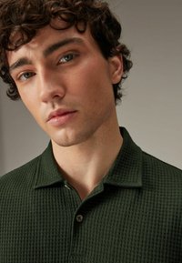 Next TEXTURED WAFFLE REGULAR FIT - Polosärk - olive green
