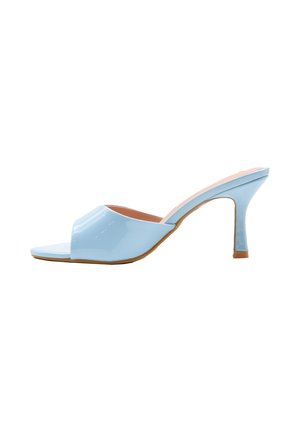 Mule in vernice azzurra chiara, punta aperta, tacco medio a cono e design slip-on.
