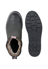 Zwarte leren enkelboots met een pluche binnenvoering, een gestructureerde zwarte rubberen zool met een profielpatroon en een roze accent bij de enkel.