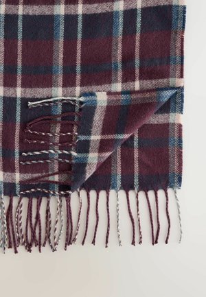 Rutig tæppe i burgunder, marineblå og creme med frynser. Blød tekstur, vævet stof, markante diagonale striber og ternet mønster.