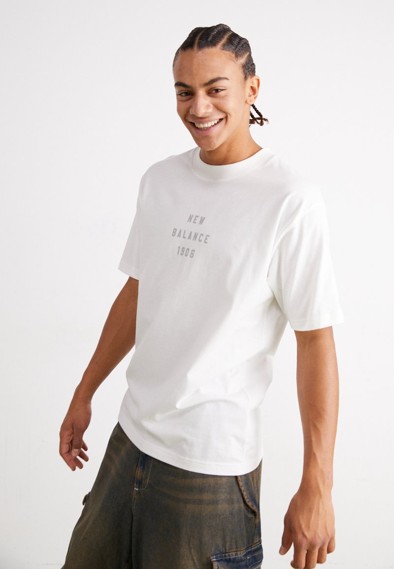 New Balance SPORT ESSENTIALS GRAPHIC - T-shirts print - white ...