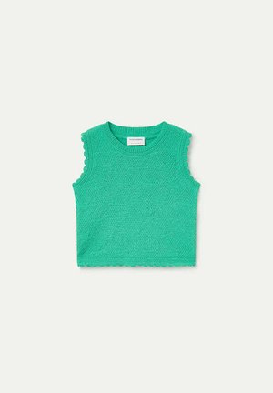 Top corto sin mangas de punto verde con bordes ondulados y escote redondo.
