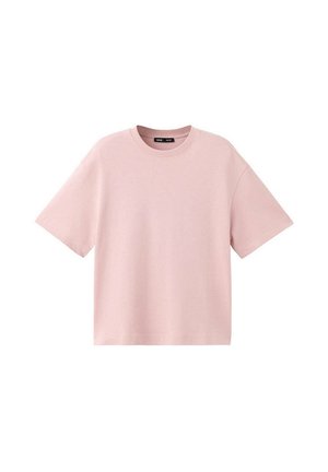 T-shirt rose clair à manches courtes et col rond, avec un design simple et un ourlet droit, présenté sur un fond blanc uni.
