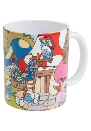 Tazza bianca decorata con scena colorata dei Puffi che mostra personaggi blu vicino a case a forma di fungo e una farfalla.