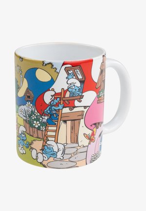 Tazza bianca decorata con scena colorata dei Puffi che mostra personaggi blu vicino a case a forma di fungo e una farfalla.