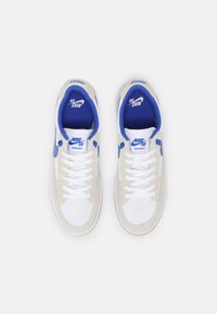 Nike SB ADVERSARY UNISEX - Sapatilhas de skate - summit white/hyper royal/white gum/light brown
