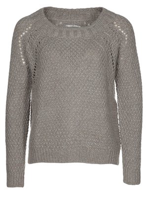 Grå strikket sweater med lange ærmer, ribkant ved ærmer og kant samt små hulmønstre langs raglanærmer og halsudskæring.