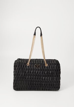 Sacoche noir matelassée en matériau synthétique, dotée d'une chaîne dorée et d'une plaque de logo à l'avant. Texture lisse.