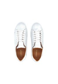 Sneakers in pelle bianca con finitura liscia, punta rotonda, design con lacci, soletta color cammello e logo discreto sulla linguetta.