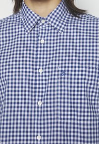 Blauw en wit geruit hemd van lichtgewicht stof, met een button-down kraag, knopen aan de voorkant en een klein zakje met logo.