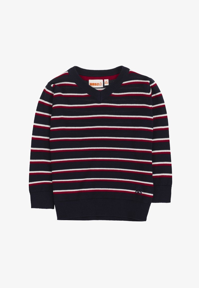 Pull bleu marine col V avec des rayures horizontales rouges, blanches et grises, poignets et ourlet côtelés, et un petit logo brodé près de l'ourlet.