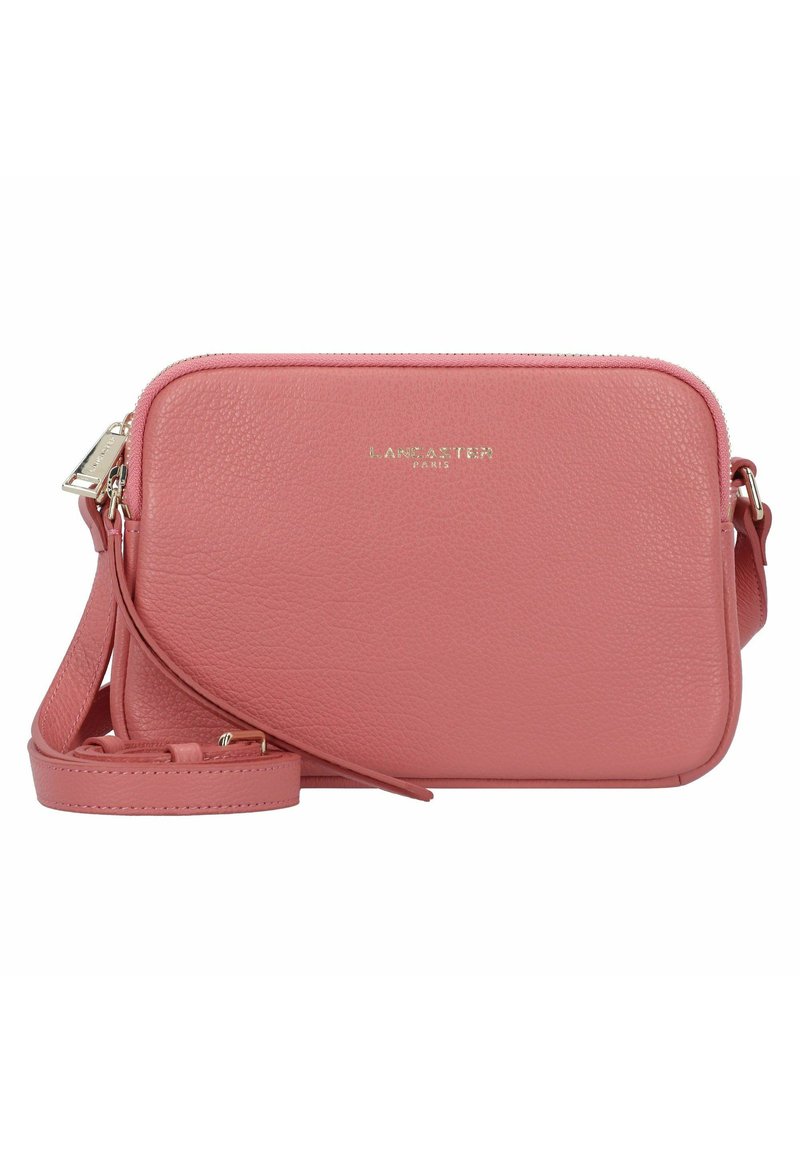 Sac bandoulière rectangulaire en cuir rose texturé, avec un logo doré, une fermeture éclair et une sangle réglable.
