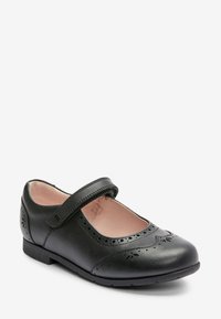 Schwarze Leder-Mary-Jane-Schuhe mit einer runden Spitze, durchbrochenen Akzenten und einem verstellbaren Riemen. Flache Sohle und rosa Innenfutter.