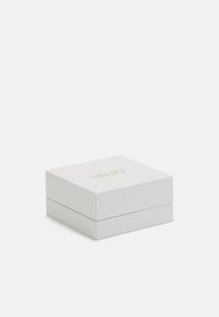 Witte rechthoekige cadeauverpakking met een gladde afwerking, voorzien van een gouden logo op de deksel. Gesloten ontwerp met een zichtbare naad.