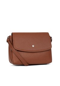 Borsa a tracolla in pelle marrone con superficie texturizzata, chiusura a pattina e dettaglio in metallo argentato sulla parte anteriore. Include una tracolla regolabile.