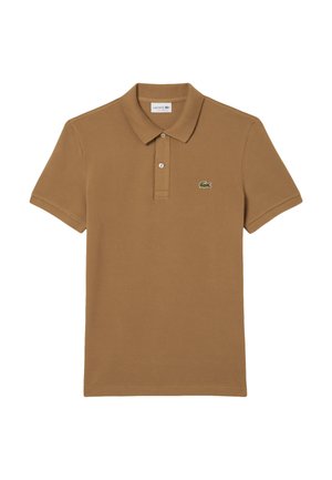 Camisa polo marrón de algodón, con cuello clásico, tapeta de tres botones y pequeño logo de cocodrilo verde en el lado izquierdo del pecho.