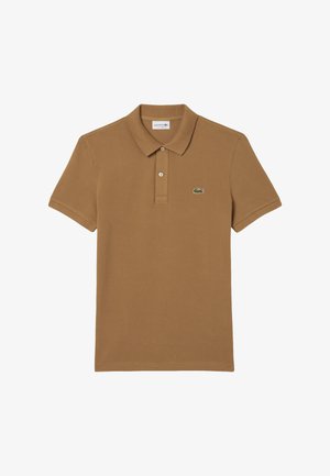 Braunes Polo-Shirt aus Baumwolle mit klassischem Kragen, Drei-Knopf-Leiste und kleinem grünen Krokodil-Logo auf der linken Brust.