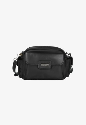 Bolso cruzado de cuero negro con cierre superior de cremallera, bolsillo de solapa frontal y parche con logo. Presenta una correa ajustable y herrajes en tono plateado.