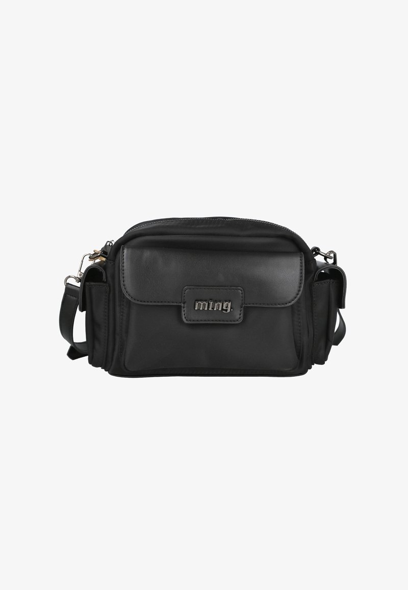 Bolso cruzado de cuero negro con cierre superior de cremallera, bolsillo de solapa frontal y parche con logo. Presenta una correa ajustable y herrajes en tono plateado.