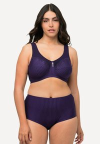 Fialová pruhovaná podprsenka s krajkovými detaily a předním zapínáním, spojená s fialovými pruhovanými kalhotkami s vysokým pasem. Hladká textura, široké ramínka pro podporu.