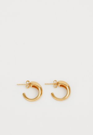 Goldene Metallohrringe mit einem glatten, geschwungenen Design und einem Steckverschluss. Die Oberfläche hat ein glänzendes Finish und subtile runde Akzente.