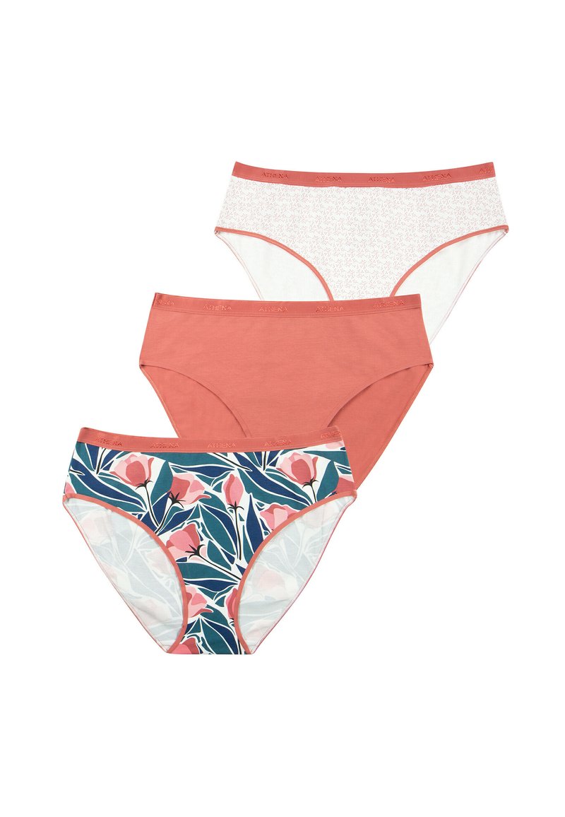 Trois culottes pour femmes en corail, blanches avec un petit motif floral, et multicolores avec un grand motif floral, disposées en superposition sur un fond blanc.