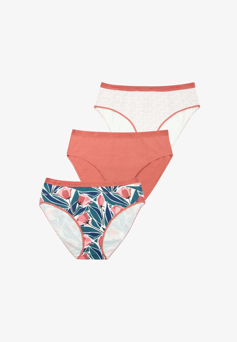 Trois culottes pour femmes en corail, blanches avec un petit motif floral, et multicolores avec un grand motif floral, disposées en superposition sur un fond blanc.
