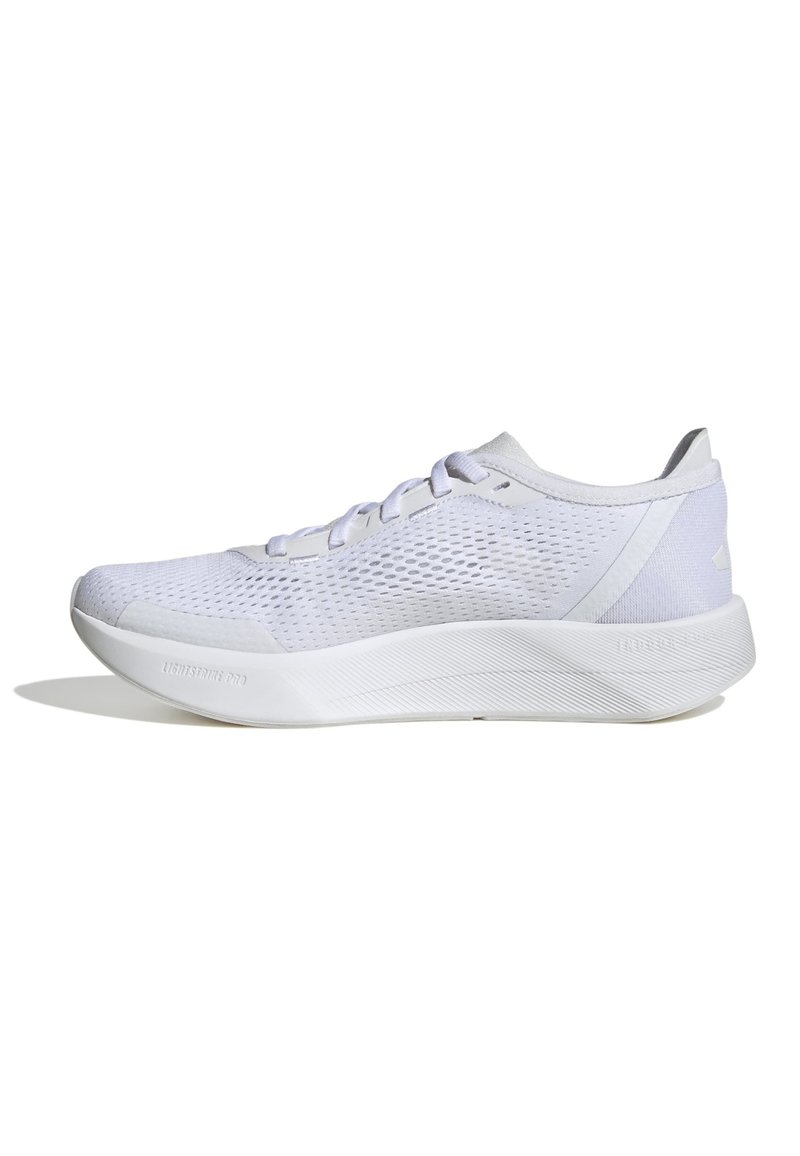 Zapatilla deportiva blanca con una parte superior de malla transpirable, diseño con cordones, acolchado en el tobillo y una suela de goma texturizada para tracción.