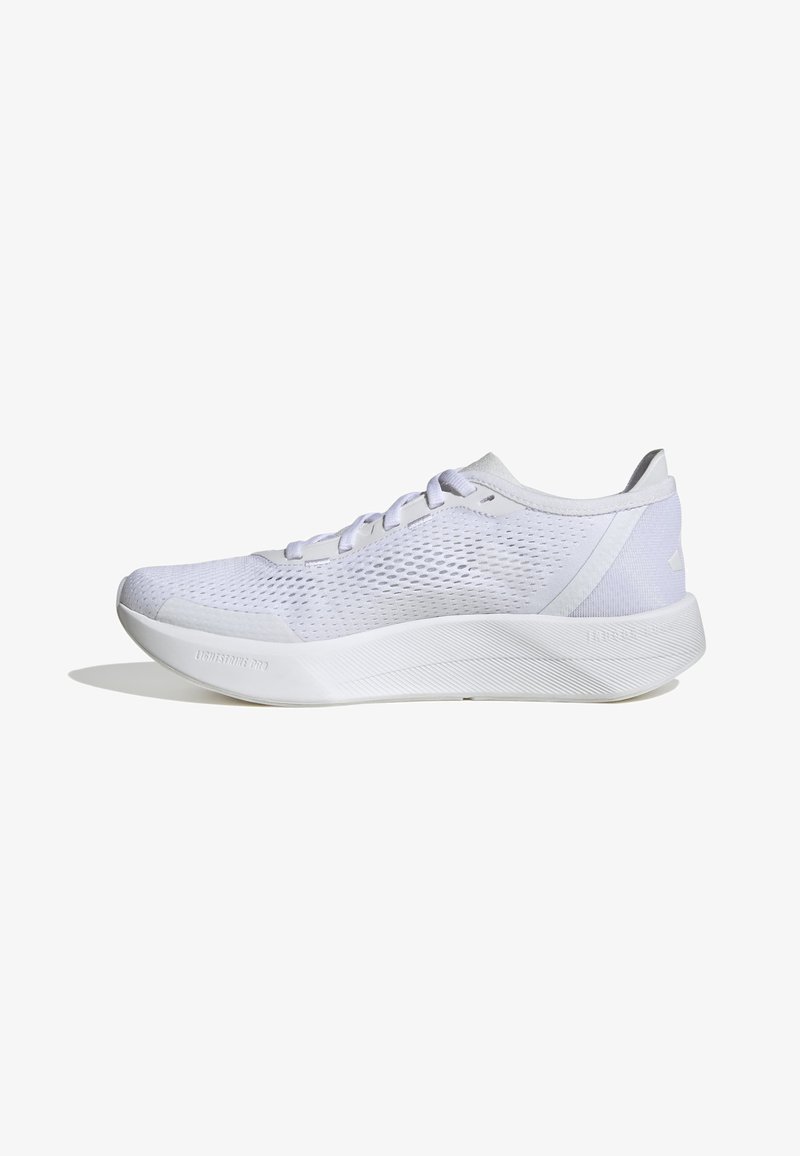 Zapatilla deportiva blanca con una parte superior de malla transpirable, diseño con cordones, acolchado en el tobillo y una suela de goma texturizada para tracción.
