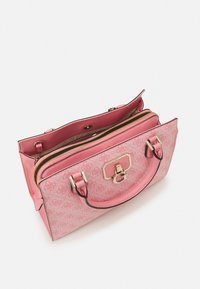 Lyserød håndtaske med et mønstret stofudvendig, guldfarvet hardware, dobbelte håndtag og en lynlås lukning. Indeholder et indre rum med foer.