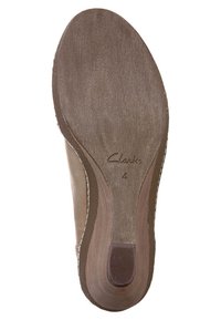 Brązowa gumowa podeszwa obuwia z teksturowaną powierzchnią, logo "Clarks" oraz wybitym rozmiarem "4". Konturowany kształt z lekkim obcasem dla wygody.