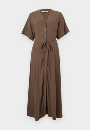 Barna, rövid ujjú midi ruha V-nyakkivágással, végig gombos elülső résszel, és a deréknál megkötött, azonos anyagú övvel.