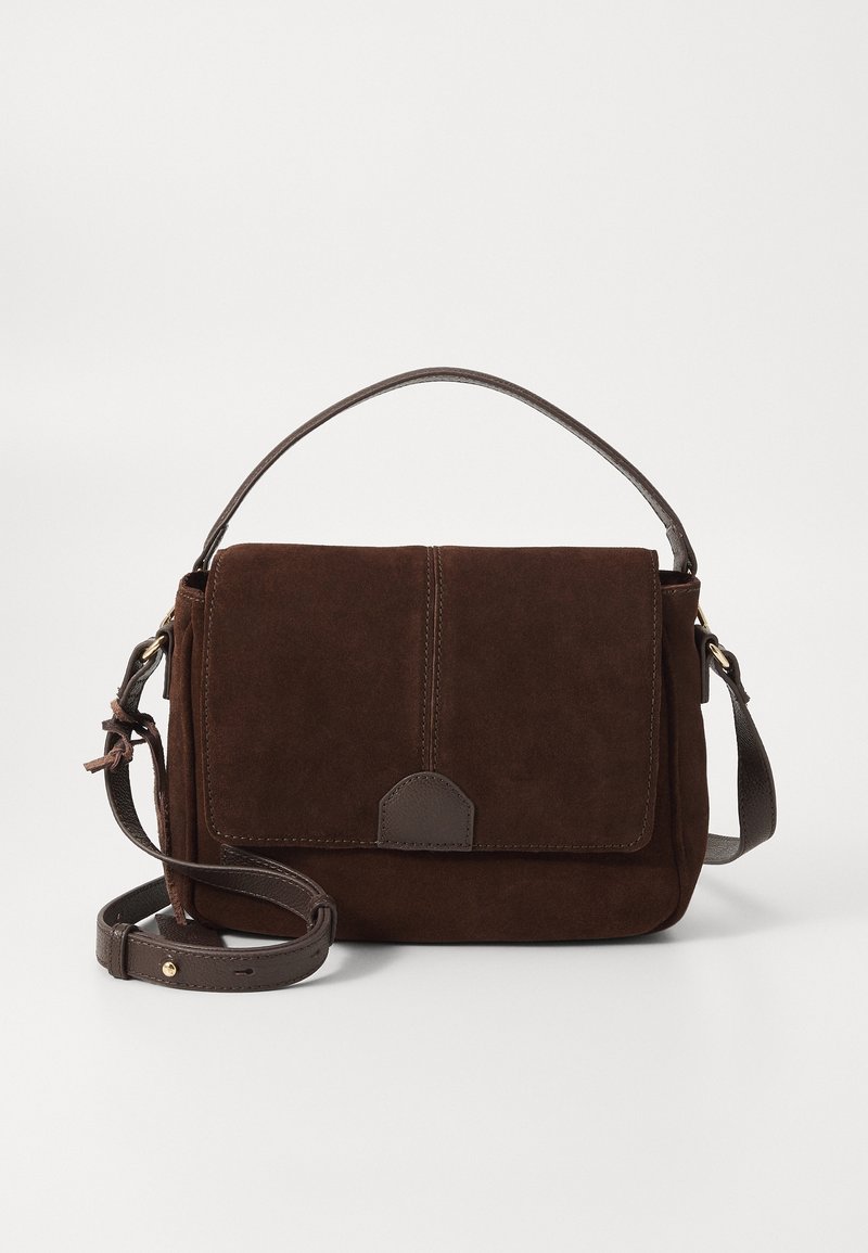 Sac à main en daim brun foncé avec une anse supérieure et une bandoulière réglable, doté d'un rabat avant avec une fermeture à languette en cuir.