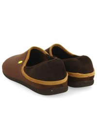 Zapatillas deslizables marrones con parte superior de ante y acentos amarillos, que presentan una forma redondeada y una suela texturizada para mayor agarre.