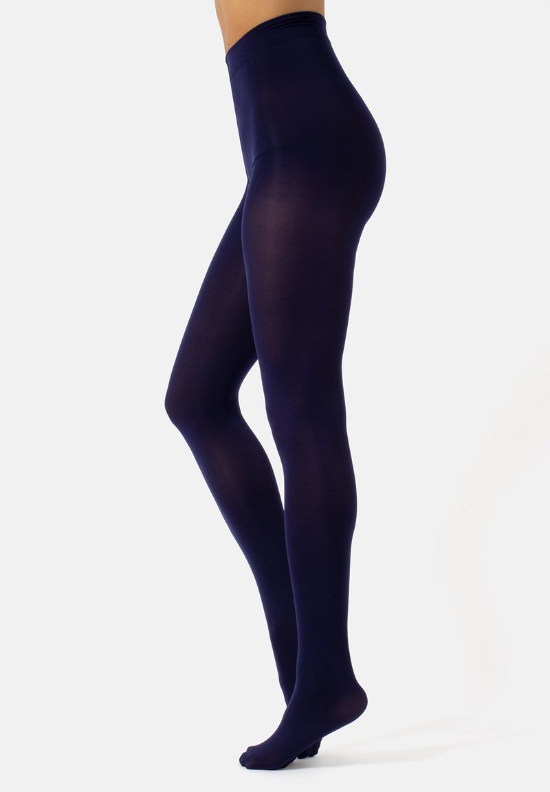 Pantyhose de color azul marino, opacas, con una textura suave y una cintura alta, diseñadas para ofrecer comodidad y cobertura, formando una silueta ajustada.