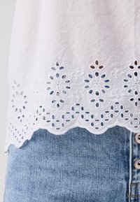 ONLY Petite ONLLOU SINGLET - Top - bright white