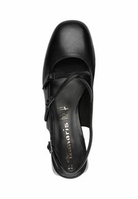 Černá kožená bota s kulatou špičkou, designem s křížovými pásky a matným povrchem. Vybavena měkkou podrážkou a jemným logem na stélce.