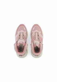 Roze sportieve schoenen met een bovenwerk van mesh en suede, met contrasterende witte accenten, een gevoerde kraag en een gestructureerde rubberen zool.