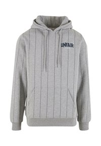 Felpa grigia con strisce nere verticali, tasca a canguro frontale, cappuccio con cordino e logo "UNFAIR ATHLETICS" sul petto. Texture morbida.