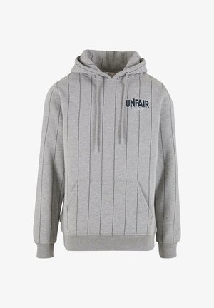 Pelēks džemperis ar vertikālām melnām līnijām, priekšējā kabata ar cimdiem, kapuce ar aukliņu un "UNFAIR ATHLETICS" logo uz krūtīm. Mīksta tekstūra.