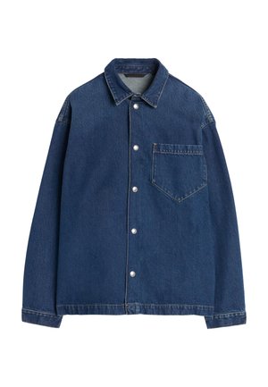 Giubbotto in denim blu scuro con maniche lunghe, colletto a punta, bottoni a pressione sul fronte e una tasca sul petto sul lato sinistro.