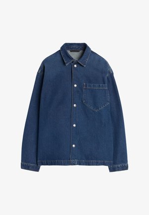 Ciemnoniebieska kurtka dżinsowa z długimi rękawami, z ostrym kołnierzem, z zatrzaskami z przodu oraz z jedną kieszenią na piersi po lewej stronie.